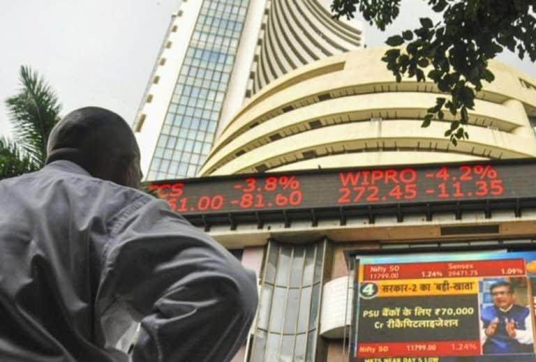 बैंक स्टॉक 4% गिरा, Q4 के नतीजों में नेट प्रॉफिट घटने के बाद।
